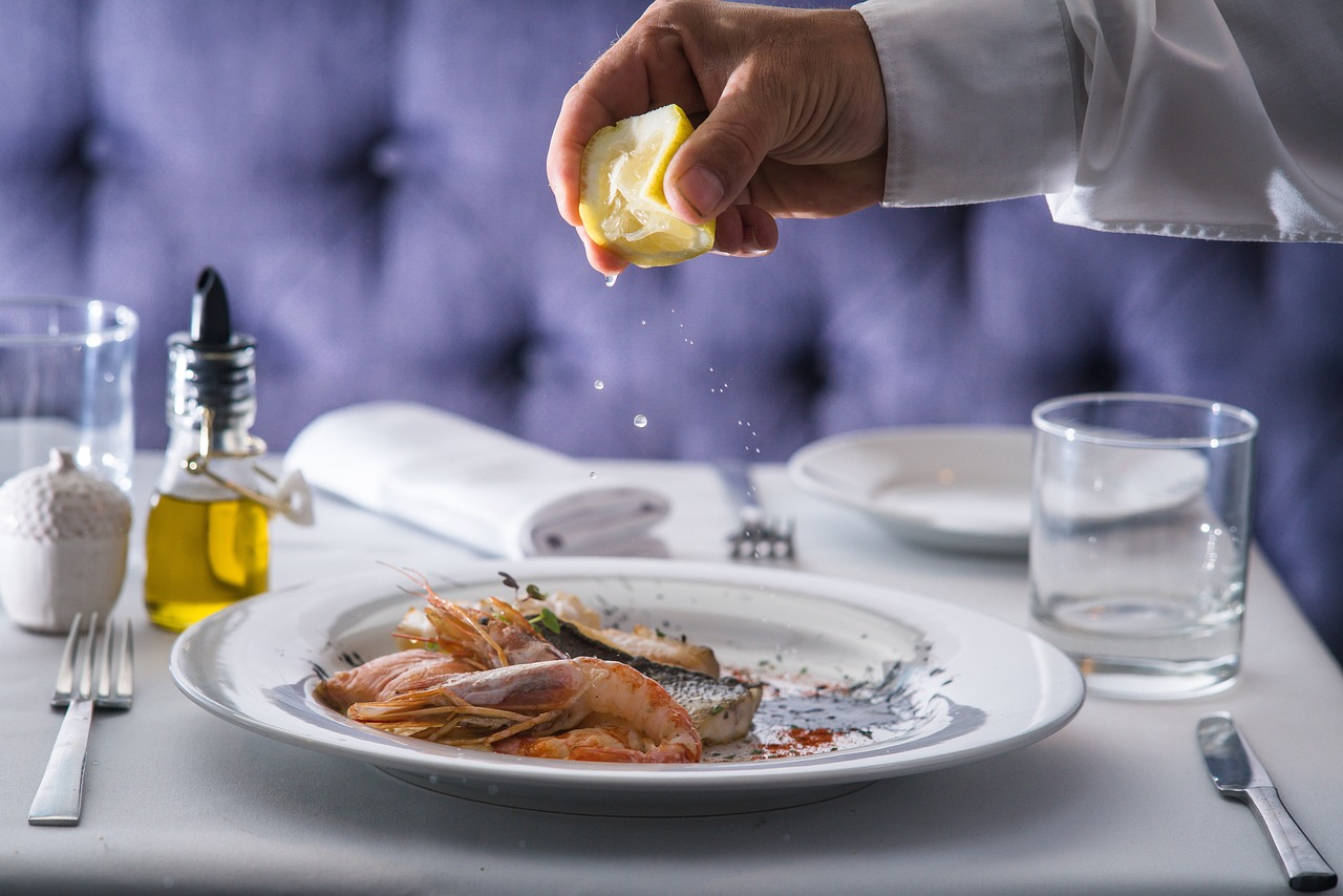 serve, drink, waiter-5994618.jpg